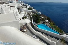 Santorini in Agosto: Volo + 7 notti in hotel sul mare a 470€