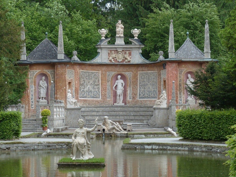 Cortile-Castello-Hellbrunn-pixabay